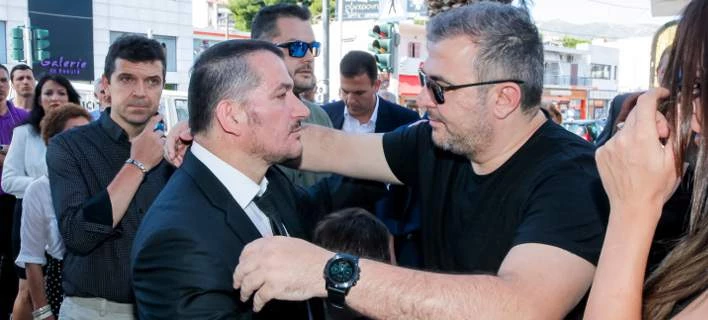 Συντετριμμένος ο Πύρρος Δήμας: Σε κλίμα οδύνης το τελευταίο «αντίο» στη σύζυγό του (Εικόνες)